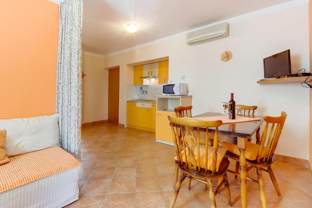 Apartments With A Parking Space Mali Losinj Ngoại thất bức ảnh
