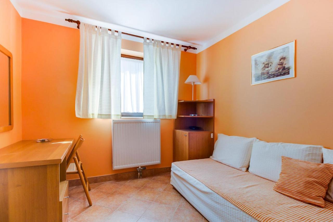 Apartments With A Parking Space Mali Losinj Ngoại thất bức ảnh