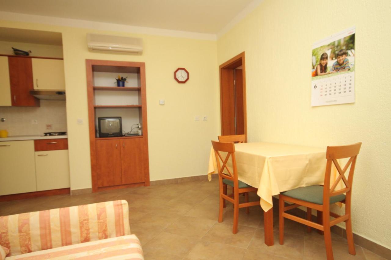 Apartments With A Parking Space Mali Losinj Ngoại thất bức ảnh